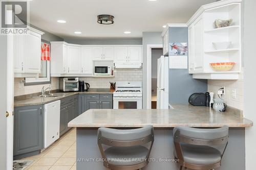 4 Highland Court, Kawartha Lakes (Lindsay), ON - Indoor Photo Showing Kitchen