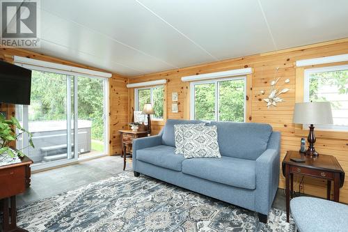 4 Highland Court, Kawartha Lakes (Lindsay), ON - Indoor Photo Showing Living Room