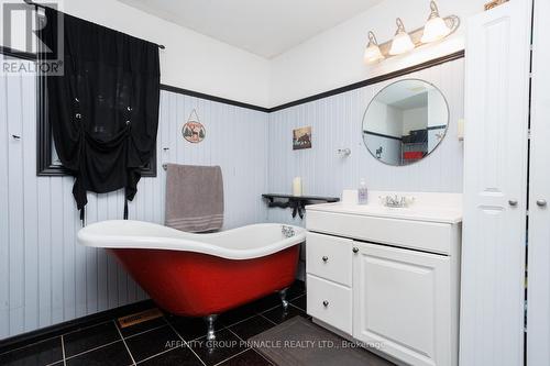 3462 Monck Road, Kawartha Lakes (Norland), ON - Indoor Photo Showing Bathroom