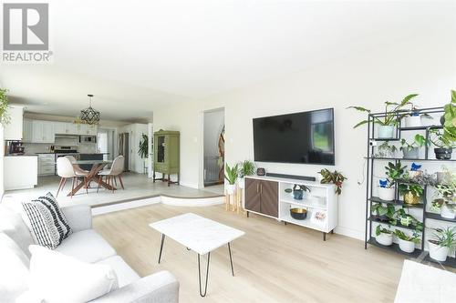 1467 Spartan Grove Street, Ottawa, ON - Indoor Photo Showing Living Room