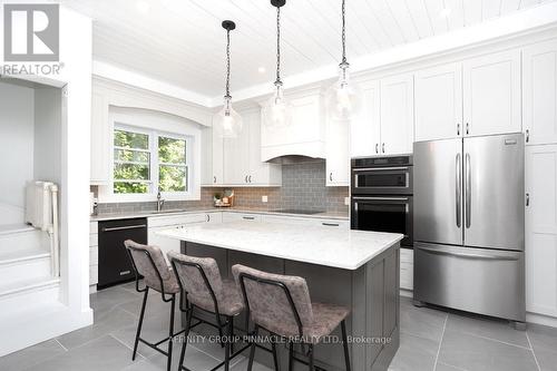 77 Bond Street W, Kawartha Lakes (Lindsay), ON - Indoor Photo Showing Kitchen With Upgraded Kitchen