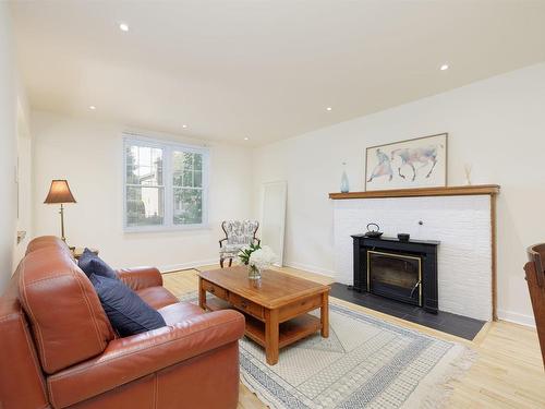 Salon - 4655 Av. Patricia, Montréal (Côte-Des-Neiges/Notre-Dame-De-Grâce), QC - Indoor Photo Showing Living Room With Fireplace