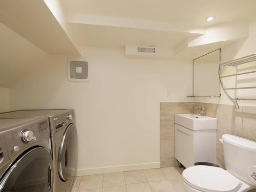 Bathroom - 4655 Av. Patricia, Montréal (Côte-Des-Neiges/Notre-Dame-De-Grâce), QC - Indoor Photo Showing Laundry Room