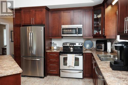 10 Horton Place, Kawartha Lakes (Lindsay), ON - Indoor Photo Showing Kitchen With Double Sink