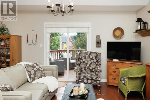 10 Horton Place, Kawartha Lakes (Lindsay), ON - Indoor Photo Showing Living Room