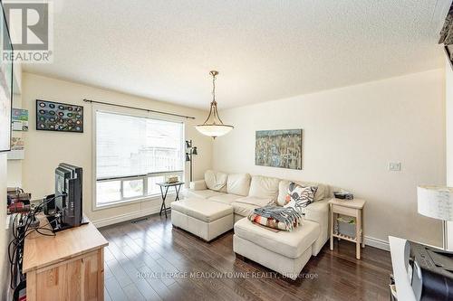 381 Baverstock Crescent, Milton, ON - Indoor Photo Showing Living Room