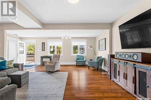 1063 1St Avenue Ne, Moose Jaw, SK - Indoor Photo Showing Living Room