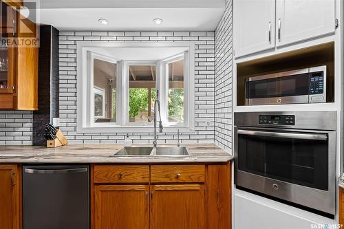 1063 1St Avenue Ne, Moose Jaw, SK - Indoor Photo Showing Kitchen With Double Sink