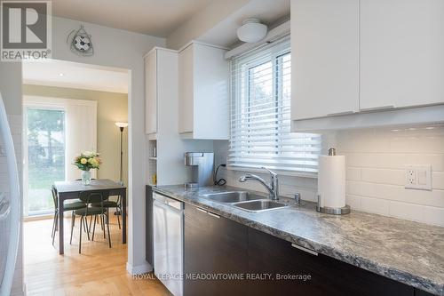 635 Beaver Court, Milton (Timberlea), ON - Indoor Photo Showing Kitchen With Double Sink