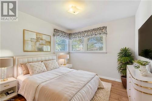 8791 Parliament Avenue, Niagara Falls, ON - Indoor Photo Showing Bedroom