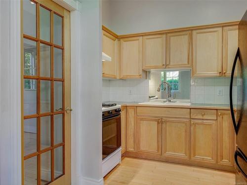 1-800 St. Charles St, Victoria, BC - Indoor Photo Showing Kitchen