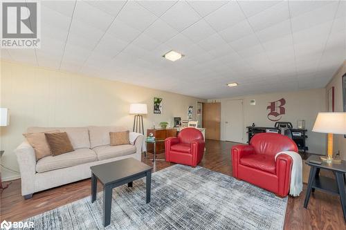 44 Mcdonald Avenue, Cambridge, ON - Indoor Photo Showing Living Room