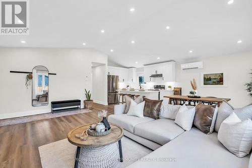 1028 Metro Road N, Georgina, ON - Indoor Photo Showing Living Room