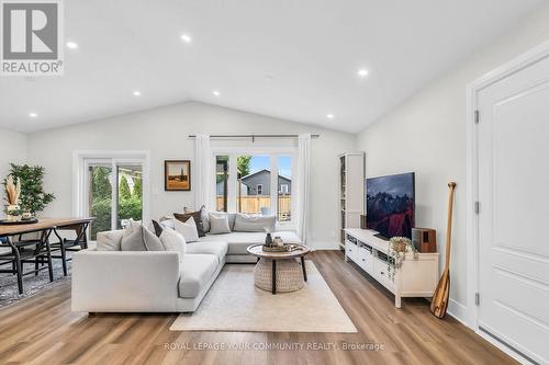 1028 Metro Road N, Georgina, ON - Indoor Photo Showing Living Room