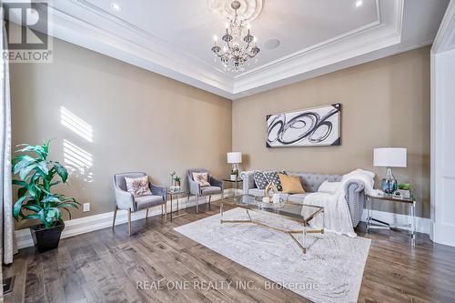 54 Davina Circle, Aurora, ON - Indoor Photo Showing Living Room