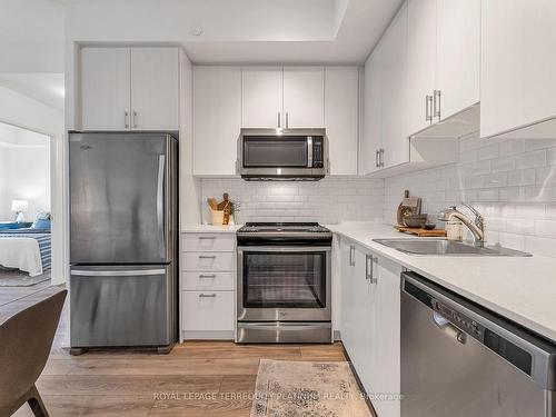 367-60 Ann O'Reilly Rd, Toronto, ON - Indoor Photo Showing Kitchen With Stainless Steel Kitchen With Upgraded Kitchen