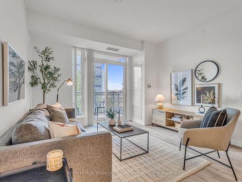 367-60 Ann O'Reilly Rd, Toronto, ON - Indoor Photo Showing Living Room