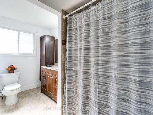 3448 Caplan Cres, Burlington, ON - Indoor Photo Showing Bathroom