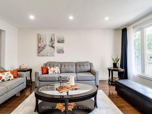 3448 Caplan Cres, Burlington, ON - Indoor Photo Showing Living Room