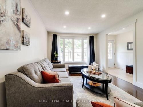 3448 Caplan Cres, Burlington, ON - Indoor Photo Showing Living Room