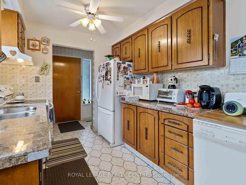 404 Lara Woods, Mississauga, ON - Indoor Photo Showing Kitchen