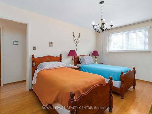 404 Lara Woods, Mississauga, ON - Indoor Photo Showing Bedroom