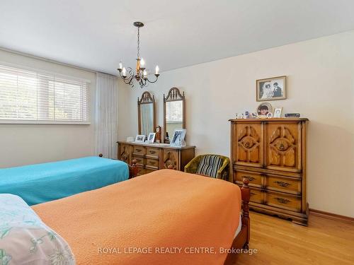 404 Lara Woods, Mississauga, ON - Indoor Photo Showing Bedroom