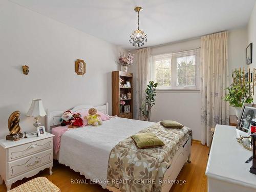 404 Lara Woods, Mississauga, ON - Indoor Photo Showing Bedroom