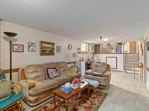 404 Lara Woods, Mississauga, ON - Indoor Photo Showing Living Room