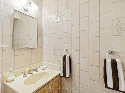 404 Lara Woods, Mississauga, ON - Indoor Photo Showing Bathroom