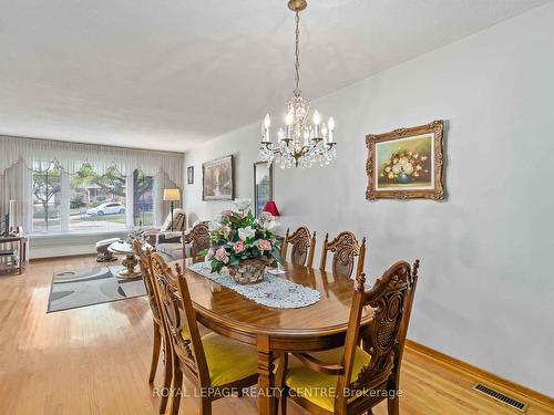 404 Lara Woods, Mississauga, ON - Indoor Photo Showing Dining Room