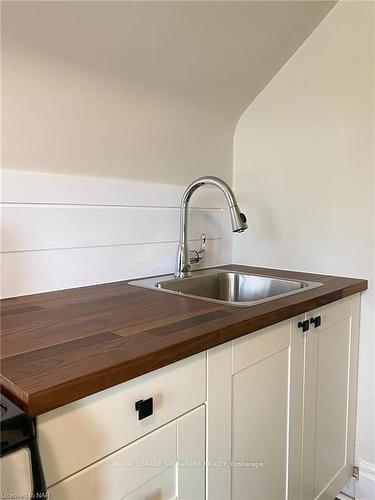 13 Delaware St, St. Catharines, ON - Indoor Photo Showing Kitchen