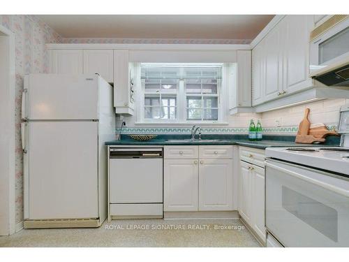 25 Wigmore Dr, Toronto, ON - Indoor Photo Showing Kitchen