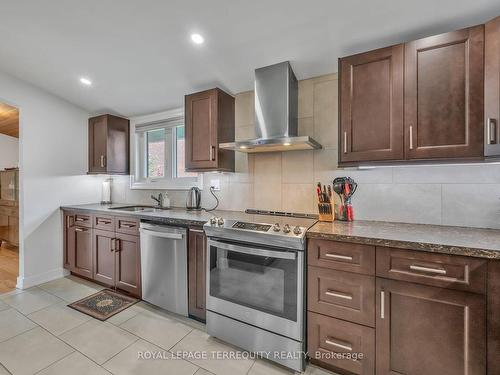 130 Verobeach Blvd, Toronto, ON - Indoor Photo Showing Kitchen