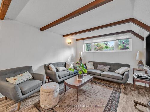 130 Verobeach Blvd, Toronto, ON - Indoor Photo Showing Living Room