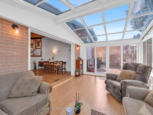 130 Verobeach Blvd, Toronto, ON - Indoor Photo Showing Living Room