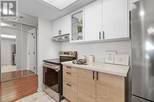 509 - 101 Subway Crescent, Toronto, ON - Indoor Photo Showing Kitchen