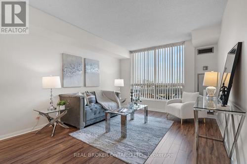 509 - 101 Subway Crescent, Toronto, ON - Indoor Photo Showing Living Room