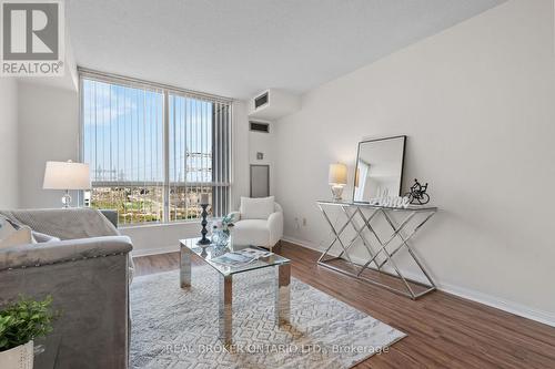 509 - 101 Subway Crescent, Toronto, ON - Indoor Photo Showing Living Room