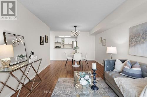 509 - 101 Subway Crescent, Toronto, ON - Indoor Photo Showing Living Room