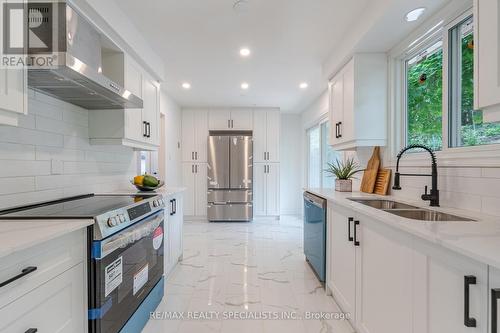 15 Woodridge Drive, Guelph, ON - Indoor Photo Showing Kitchen With Stainless Steel Kitchen With Double Sink With Upgraded Kitchen