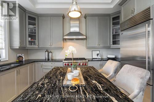 125 Chesney Crescent, Vaughan, ON - Indoor Photo Showing Kitchen With Upgraded Kitchen