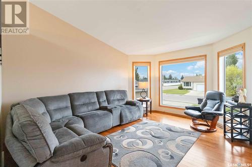 307 3Rd Avenue N, Martensville, SK - Indoor Photo Showing Living Room