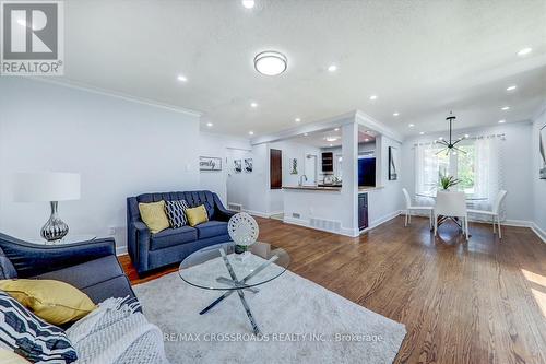 2 Tangmere Road, Toronto (Banbury-Don Mills), ON - Indoor Photo Showing Living Room