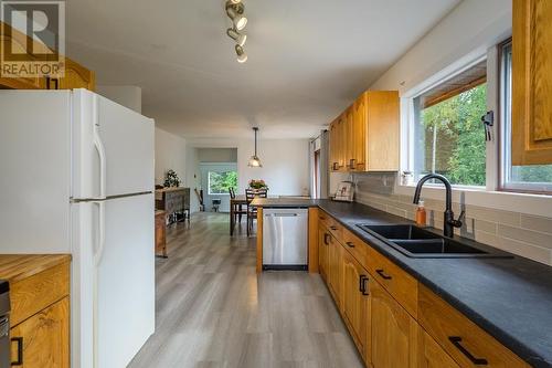 3895 Christopher Drive, Prince George, BC - Indoor Photo Showing Kitchen With Double Sink