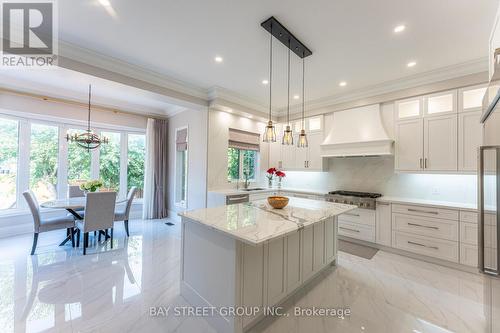 12 Toscanini Road, Richmond Hill, ON - Indoor Photo Showing Kitchen With Upgraded Kitchen