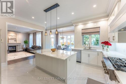 12 Toscanini Road, Richmond Hill, ON - Indoor Photo Showing Kitchen With Upgraded Kitchen