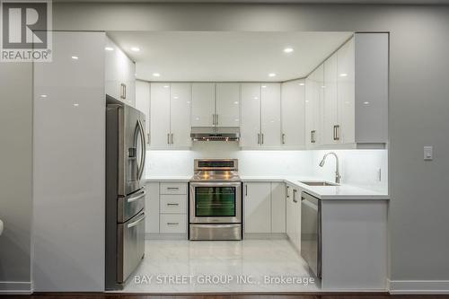 12 Toscanini Road, Richmond Hill, ON - Indoor Photo Showing Kitchen With Upgraded Kitchen