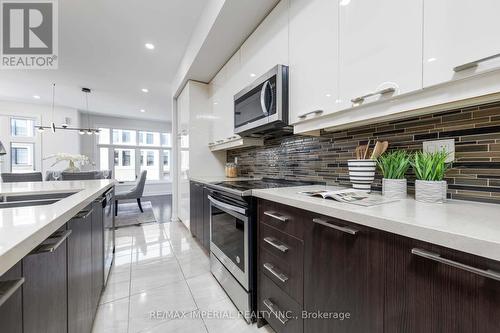 27 Mcgurran Lane, Richmond Hill (Doncrest), ON - Indoor Photo Showing Kitchen With Double Sink With Upgraded Kitchen