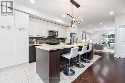 27 Mcgurran Lane, Richmond Hill (Doncrest), ON - Indoor Photo Showing Kitchen With Upgraded Kitchen